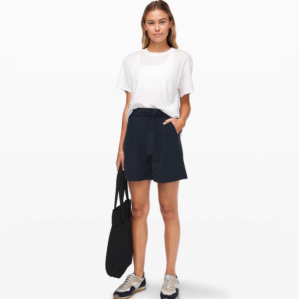 Lululemon Noir short 5.5‎ inch in true navy size 4
